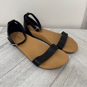 Secra | Black High Arch Poppy Sandal in Size US 7.5
